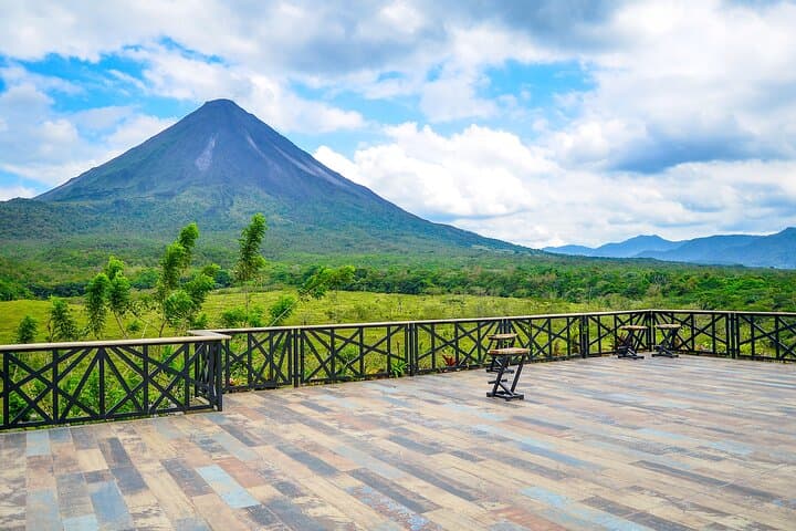 San Jose: Visit Arenal Volcano area & Thermal Pools with Meals