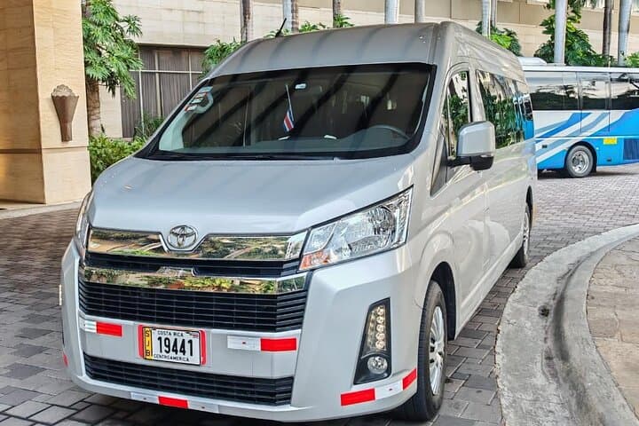 Round Trip Transfer from Airport to the Most Popular Places in CR