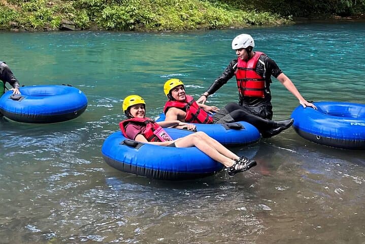 Tubing in Río Celeste: Aventure in Nature and Fresh Fruit
