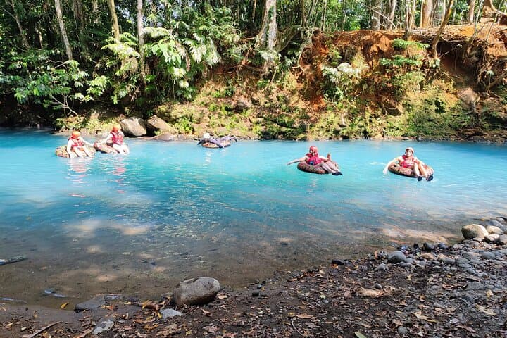Tubing por el Río Celeste