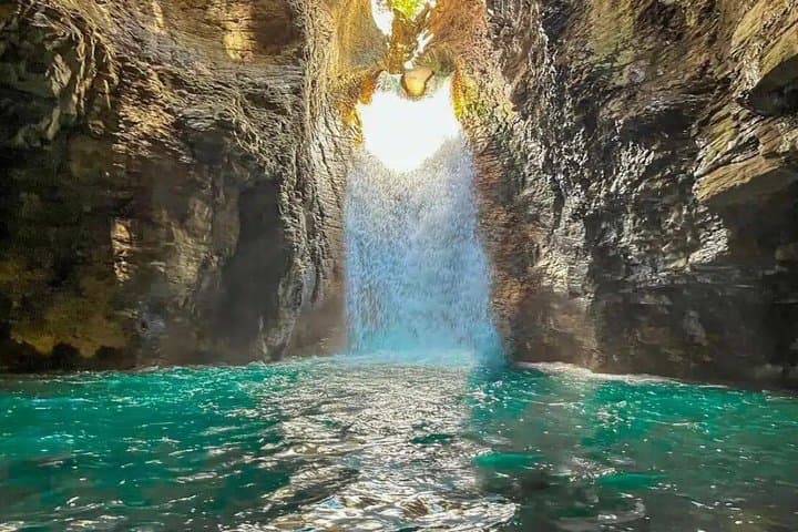 La Leona Waterfall Hike and Swim Adventure in Costa Rica