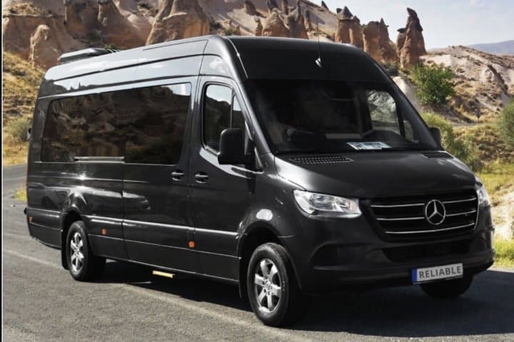 Liberia Airport Luxury Round-Trip Transfer with Free Drinks